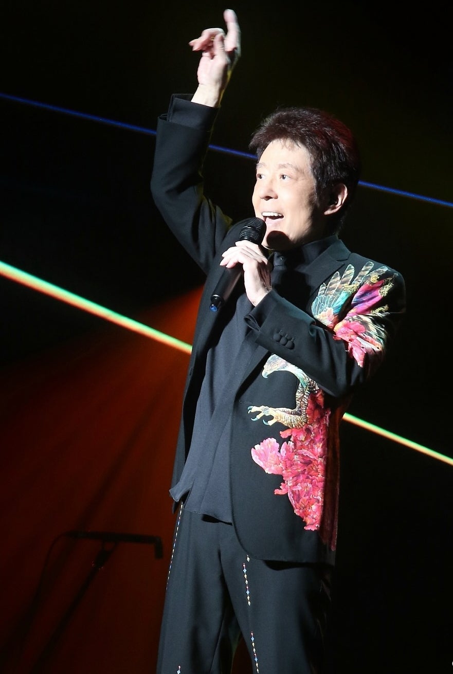 ●大スター歌手、舟木一夫氏のステージ衣装は作品の引用だはなく、彼女の才能から 衣装用に再デザイン、再構築した賜物。