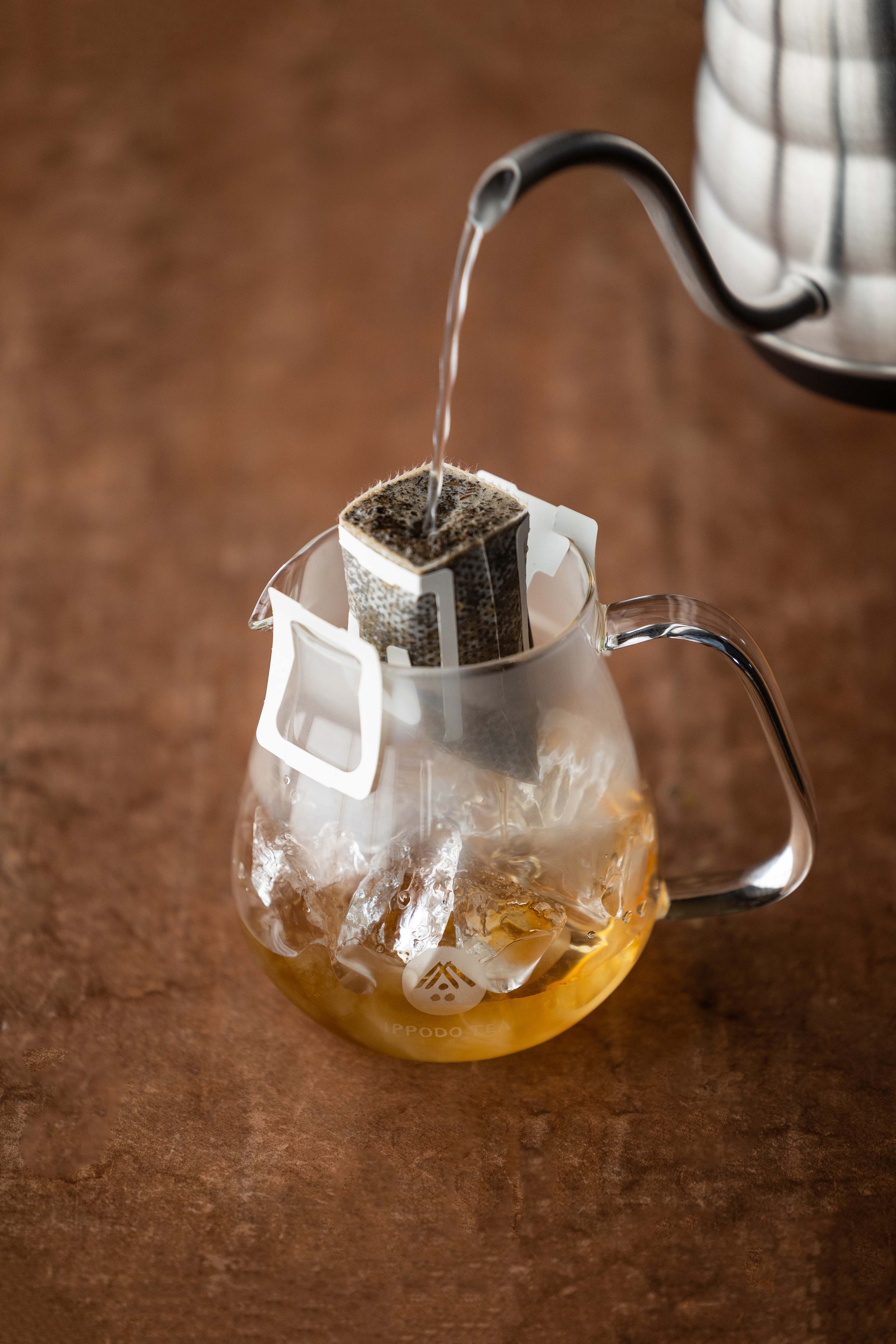 ほうじ茶は急冷もおすすめ、氷を入れたポットに注ぐだけ