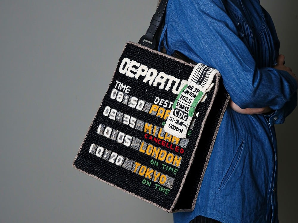 JP AIR 151,800 yen (tax included) JP AIR is inspired by the flip boards at airports that signal the start of your journey.