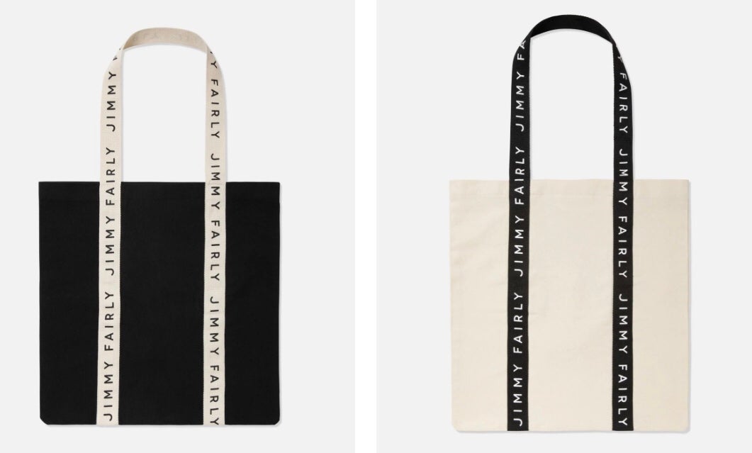 ショッピングバッグに入れてお渡し致します。