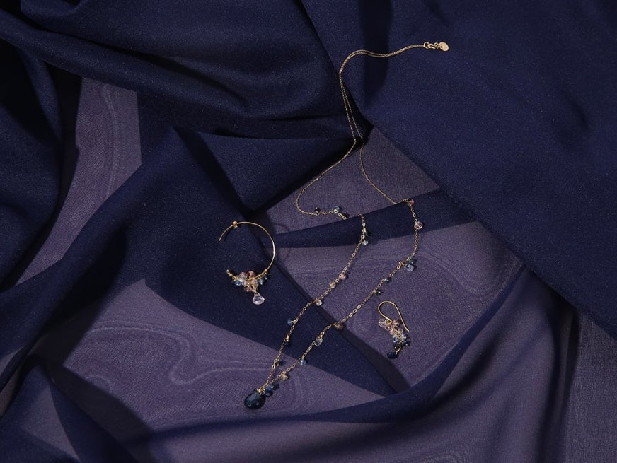 Single earrings (left) 178,200 yen (tax included), necklace 291,500 yen (tax included), single earrings (right) 108,900 yen (tax included)