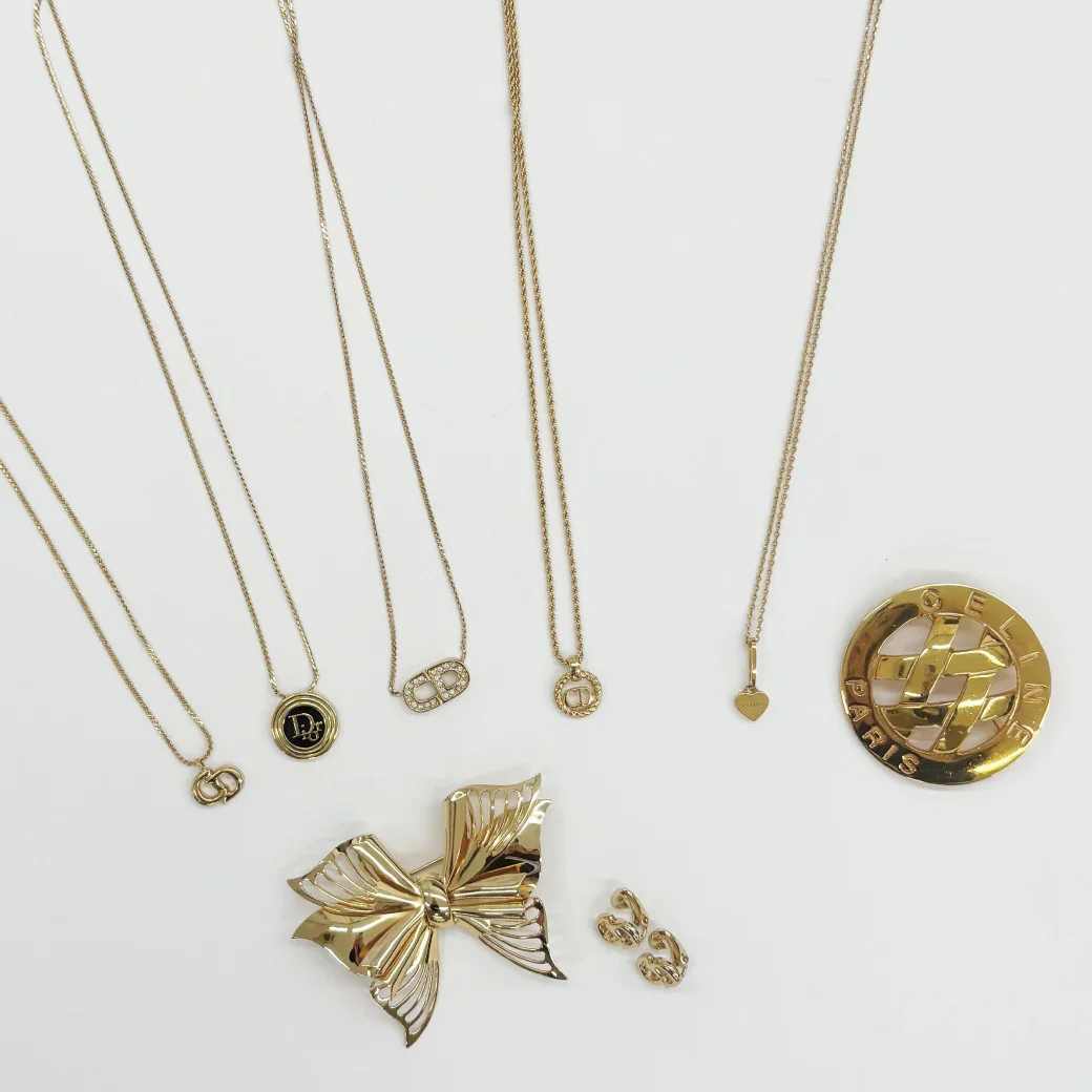 왼쪽에서 NECKLACE ¥29,700(부가세 포함)/NECKLACE ¥27,500(부가세 포함)/NECKLACE ¥29,700(부가세 포함)/NECKLACE ¥29,700(부가세 포함)/BROOCH(좌하) ¥26,400(세금 포함)/EARRRINGS 2 NECKLACE(오른쪽) ¥50,600(부가세 포함)/BROOCH(오른쪽)¥24,200(부가세 포함)