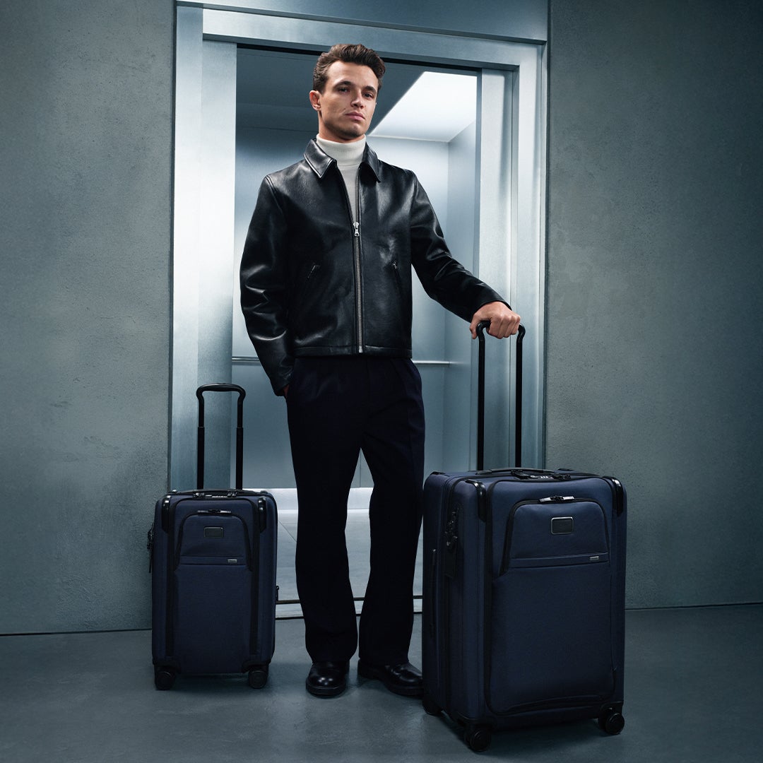 デュアル・アクセス・エクスパンダブル・キャリーオン　col.ネイビー　税込¥163,900／ミディアム・デュアル・アクセス・エクスパンダブル・チェックイン　col.ネイビー　税込¥209,000