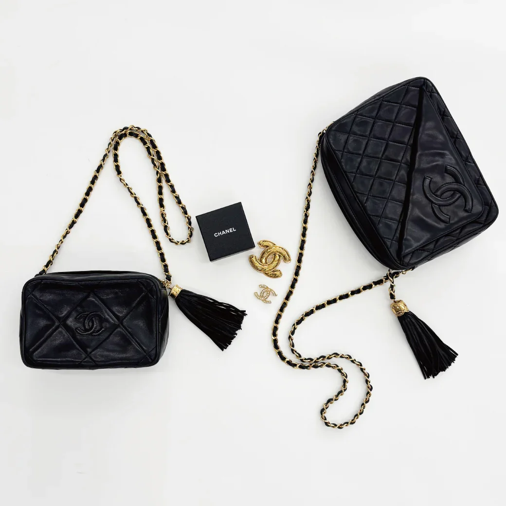 From left: BAG: 451,000 yen (tax included) / BROOCH (top): 137,500 yen (tax included) / BROOCH (bottom): 81,400 yen (tax included) / BAG: 440,000 yen (tax included) All CHANEL
