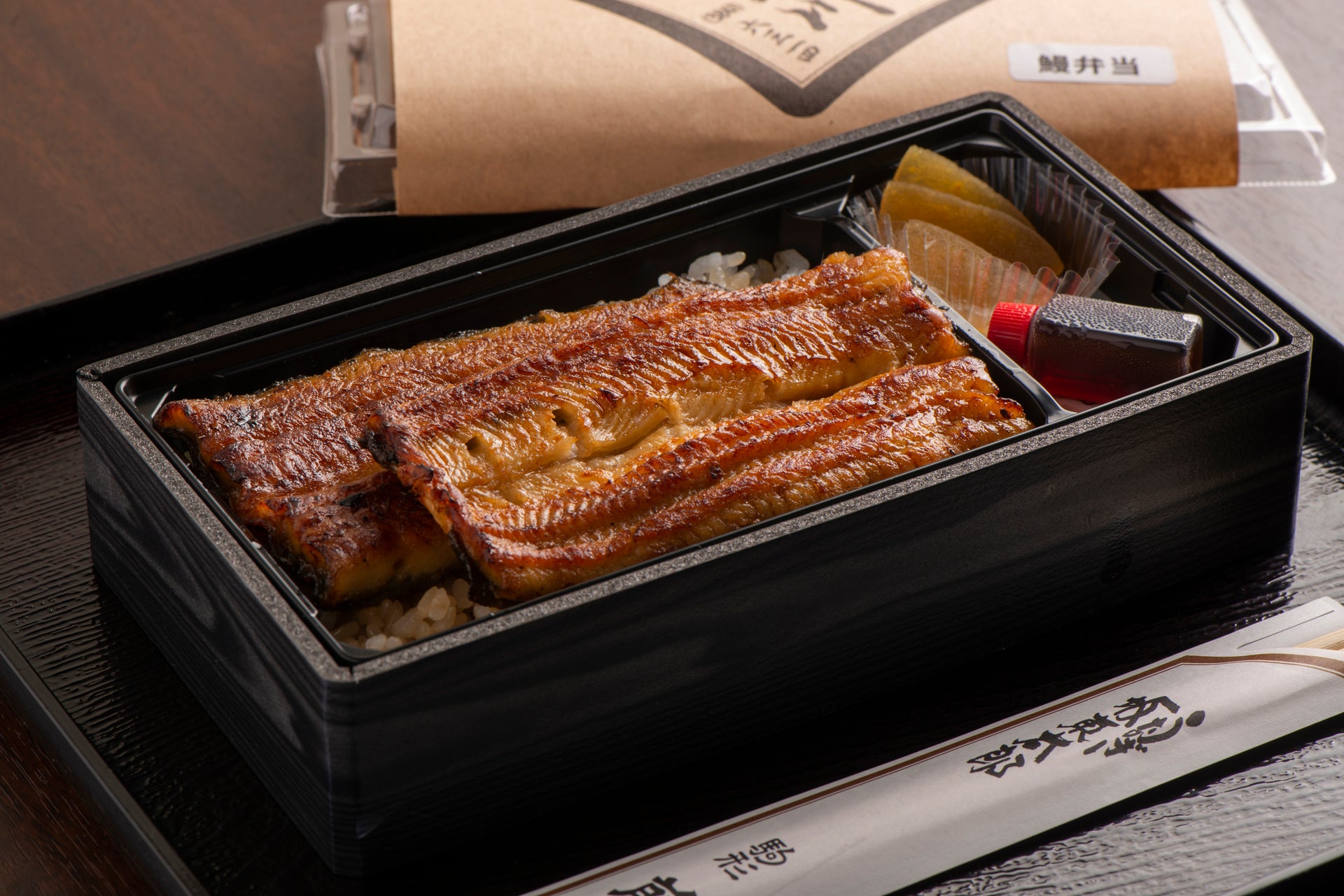 蒲焼やお弁当等のテイクアウト商品も販売しております。 ・うなぎ弁当 6,100円(税込) ・蒲焼、白焼 5,900円(税込)